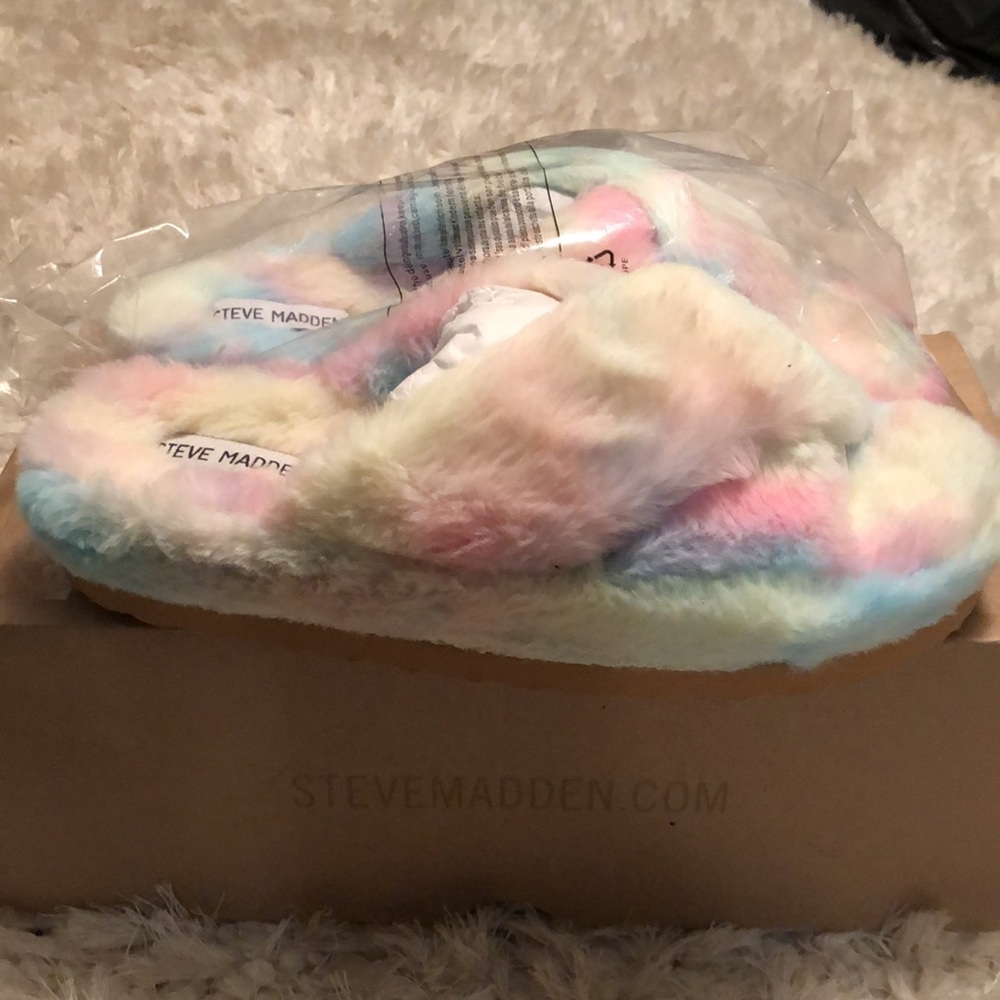 Steve Madden Pastel Faux Fur Sandals - Picture 3 of 6